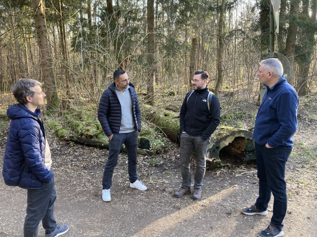 Austausch im Wald beim Trail Talk